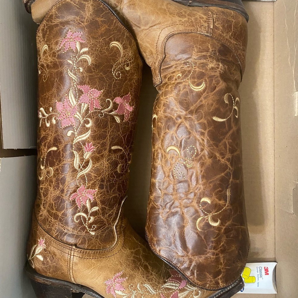 Shyanne women’s cowboy boots size 7.5. Previously worn for middle school dance.